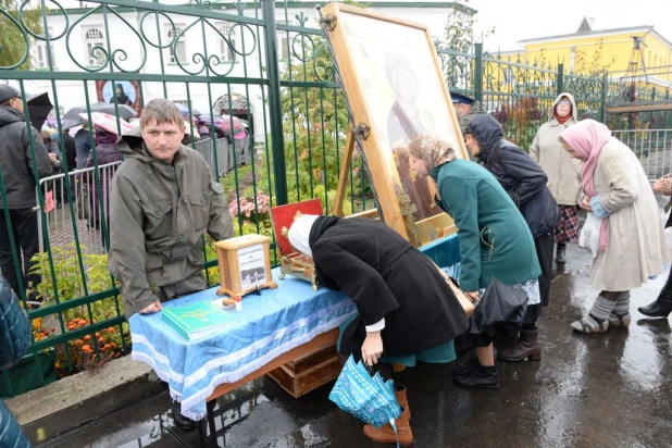 В барнаульском храме св. Димитрия Ростовского прошла божественая литургия, в которой принял участие патриарх московский и всея Руси Кирилл.