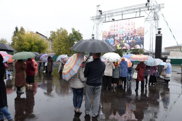 В барнаульском храме св. Димитрия Ростовского прошла божественая литургия, в которой принял участие патриарх московский и всея Руси Кирилл.