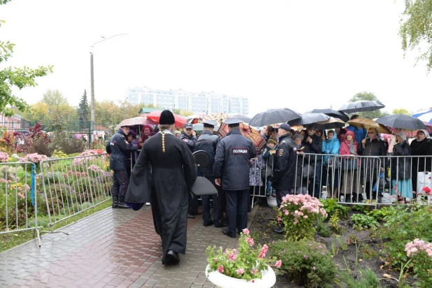 В барнаульском храме св. Димитрия Ростовского прошла божественая литургия, в которой принял участие патриарх московский и всея Руси Кирилл.