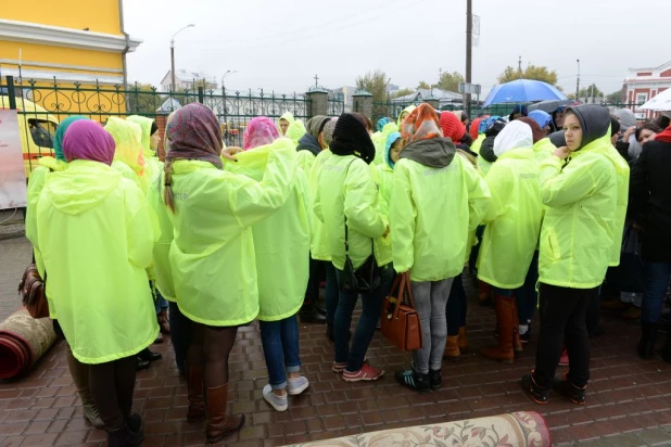 В барнаульском храме св. Димитрия Ростовского прошла божественая литургия, в которой принял участие патриарх московский и всея Руси Кирилл.