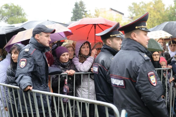 В барнаульском храме св. Димитрия Ростовского прошла божественая литургия, в которой принял участие патриарх московский и всея Руси Кирилл.