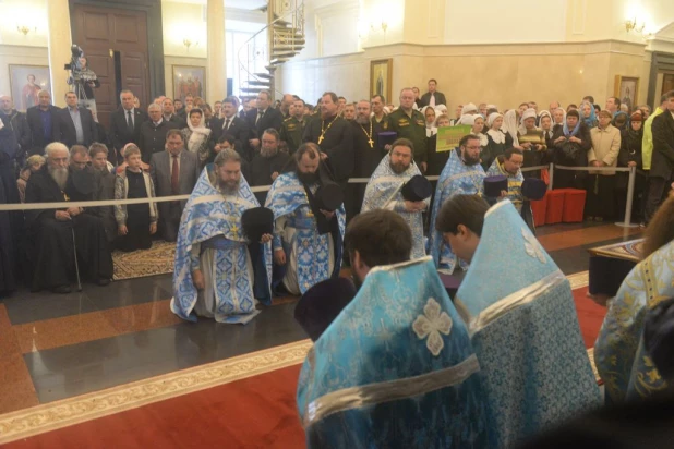 В барнаульском храме св. Димитрия Ростовского прошла божественая литургия, в которой принял участие патриарх московский и всея Руси Кирилл.