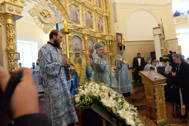 В барнаульском храме св. Димитрия Ростовского прошла божественая литургия, в которой принял участие патриарх московский и всея Руси Кирилл.