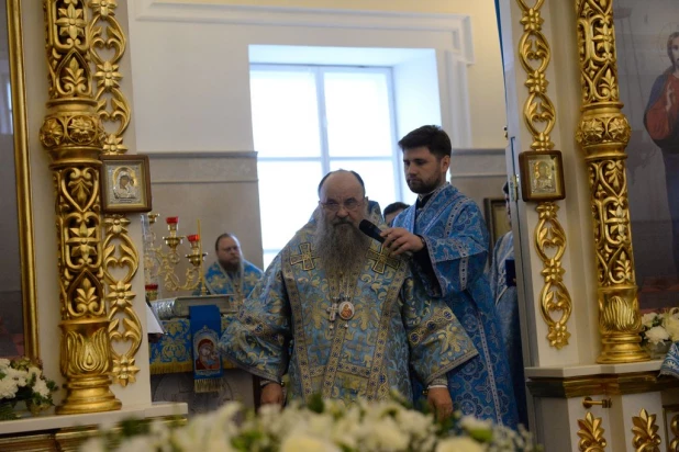 В барнаульском храме св. Димитрия Ростовского прошла божественая литургия, в которой принял участие патриарх московский и всея Руси Кирилл.