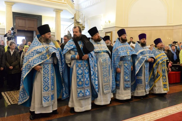 В барнаульском храме св. Димитрия Ростовского прошла божественая литургия, в которой принял участие патриарх московский и всея Руси Кирилл.