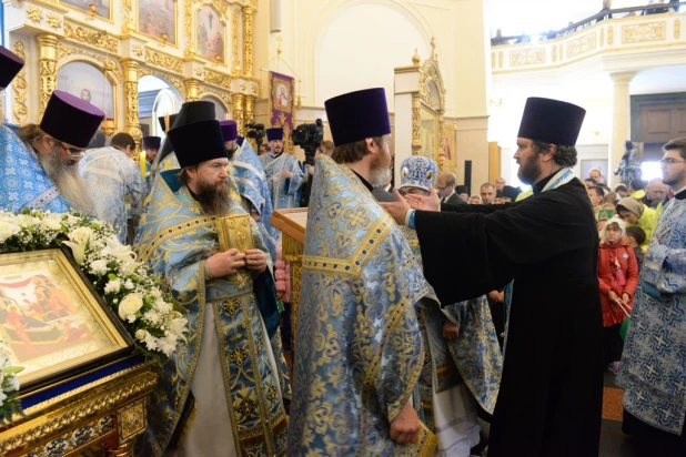 В барнаульском храме св. Димитрия Ростовского прошла божественая литургия, в которой принял участие патриарх московский и всея Руси Кирилл.