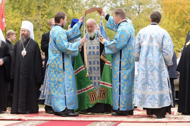 Патриарх Кирилл освятил камень будущего кафедрального собора в Барнауле 21 сентября 2015 года.