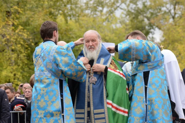 Патриарх Кирилл освятил камень будущего кафедрального собора в Барнауле 21 сентября 2015 года.