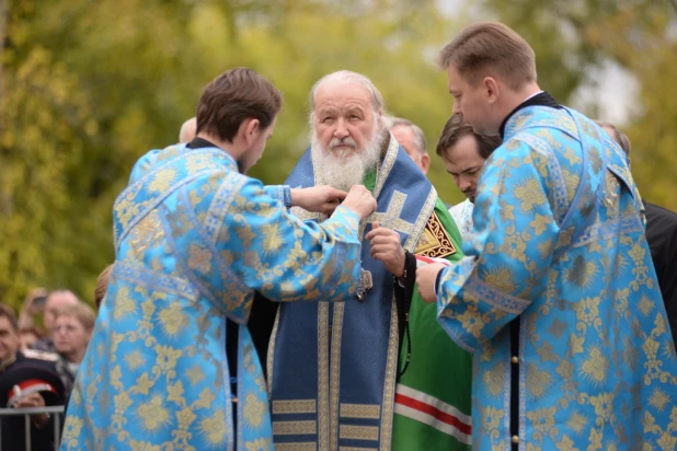 Патриарх Кирилл освятил камень будущего кафедрального собора в Барнауле 21 сентября 2015 года.