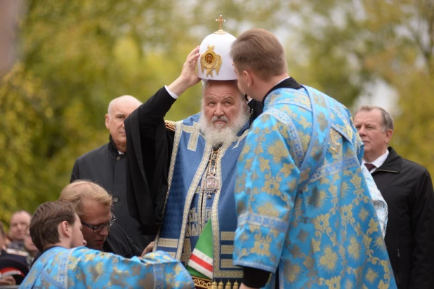 Патриарх Кирилл освятил камень будущего кафедрального собора в Барнауле 21 сентября 2015 года.