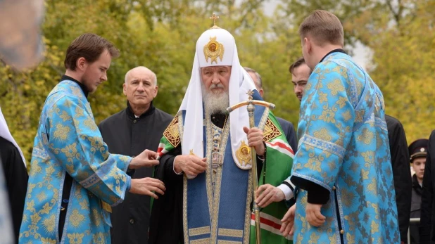 Патриарх Кирилл освятил камень будущего кафедрального собора в Барнауле 21 сентября 2015 года.