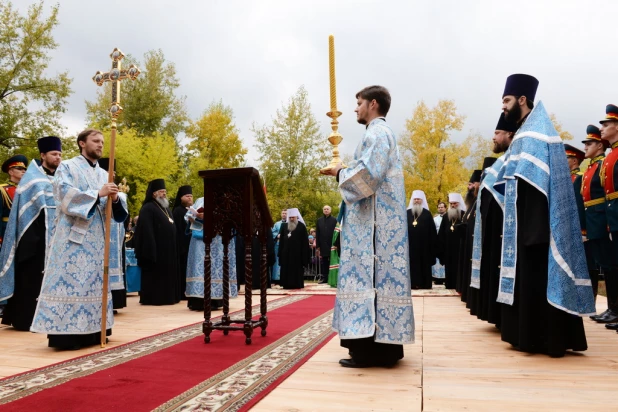 Патриарх Кирилл освятил камень будущего кафедрального собора в Барнауле 21 сентября 2015 года.