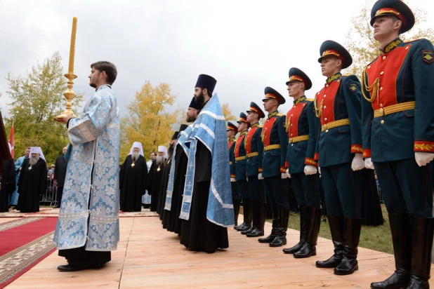 Патриарх Кирилл освятил камень будущего кафедрального собора в Барнауле 21 сентября 2015 года.