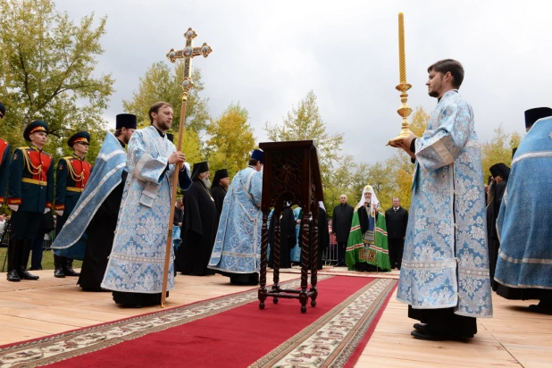 Патриарх Кирилл освятил камень будущего кафедрального собора в Барнауле 21 сентября 2015 года.