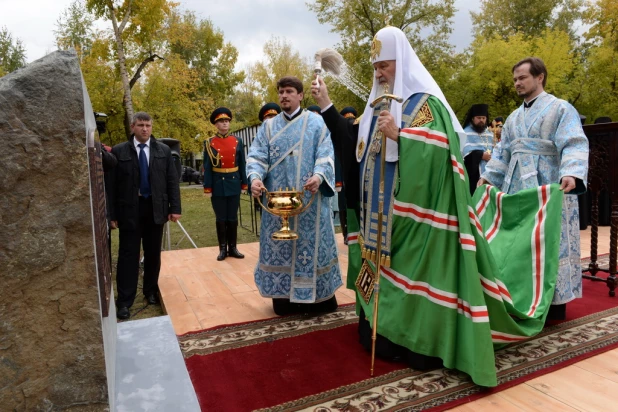 Патриарх Кирилл освятил камень будущего кафедрального собора в Барнауле 21 сентября 2015 года.