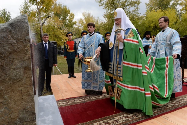 Патриарх Кирилл освятил камень будущего кафедрального собора в Барнауле 21 сентября 2015 года.