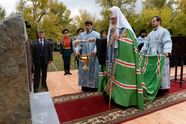 Патриарх Кирилл освятил камень будущего кафедрального собора в Барнауле 21 сентября 2015 года.