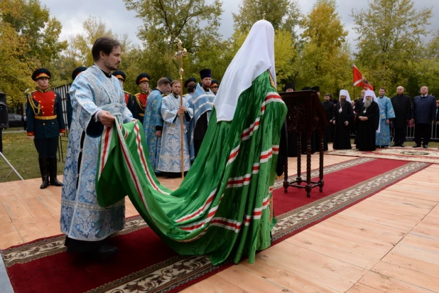 Патриарх Кирилл освятил камень будущего кафедрального собора в Барнауле 21 сентября 2015 года.