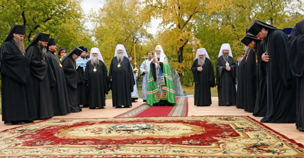 Патриарх Кирилл освятил камень будущего кафедрального собора в Барнауле 21 сентября 2015 года.