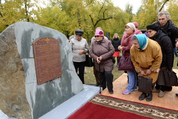 Патриарх Кирилл освятил камень будущего кафедрального собора в Барнауле 21 сентября 2015 года.