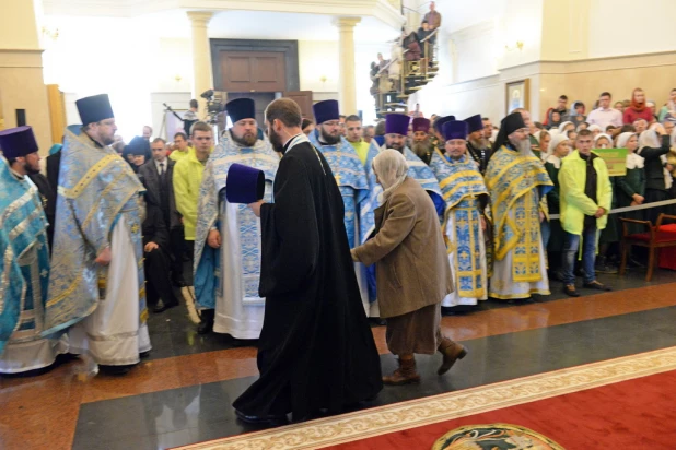 В барнаульском храме св. Димитрия Ростовского прошла божественая литургия, в которой принял участие патриарх московский и всея Руси Кирилл.