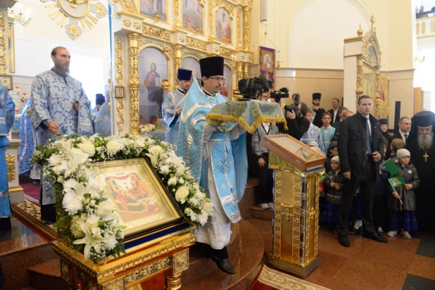 В барнаульском храме св. Димитрия Ростовского прошла божественая литургия, в которой принял участие патриарх московский и всея Руси Кирилл.