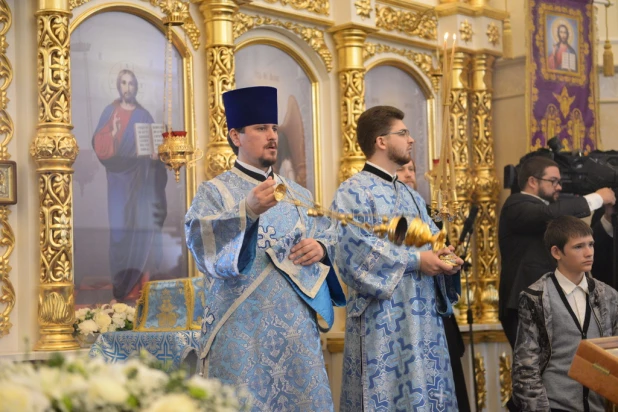 В барнаульском храме св. Димитрия Ростовского прошла божественая литургия, в которой принял участие патриарх московский и всея Руси Кирилл.