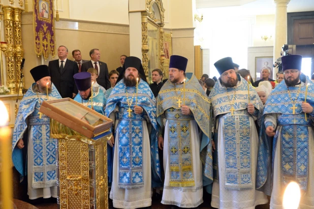 В барнаульском храме св. Димитрия Ростовского прошла божественая литургия, в которой принял участие патриарх московский и всея Руси Кирилл.