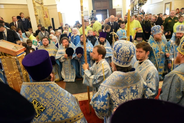 В барнаульском храме св. Димитрия Ростовского прошла божественая литургия, в которой принял участие патриарх московский и всея Руси Кирилл.