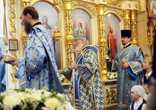 В барнаульском храме св. Димитрия Ростовского прошла божественая литургия, в которой принял участие патриарх московский и всея Руси Кирилл.