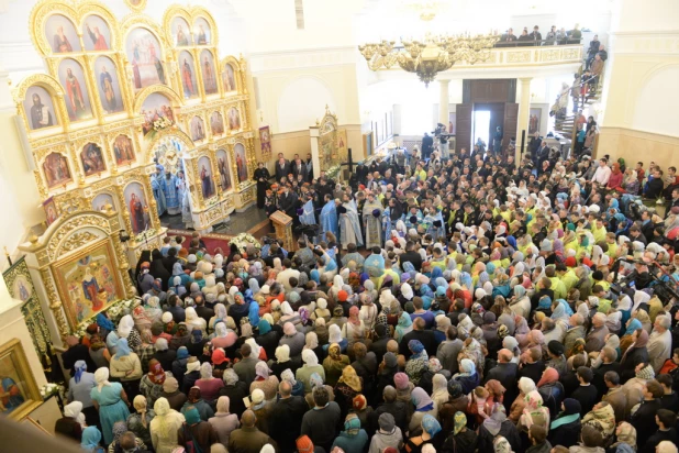 В барнаульском храме св. Димитрия Ростовского прошла божественая литургия, в которой принял участие патриарх московский и всея Руси Кирилл.