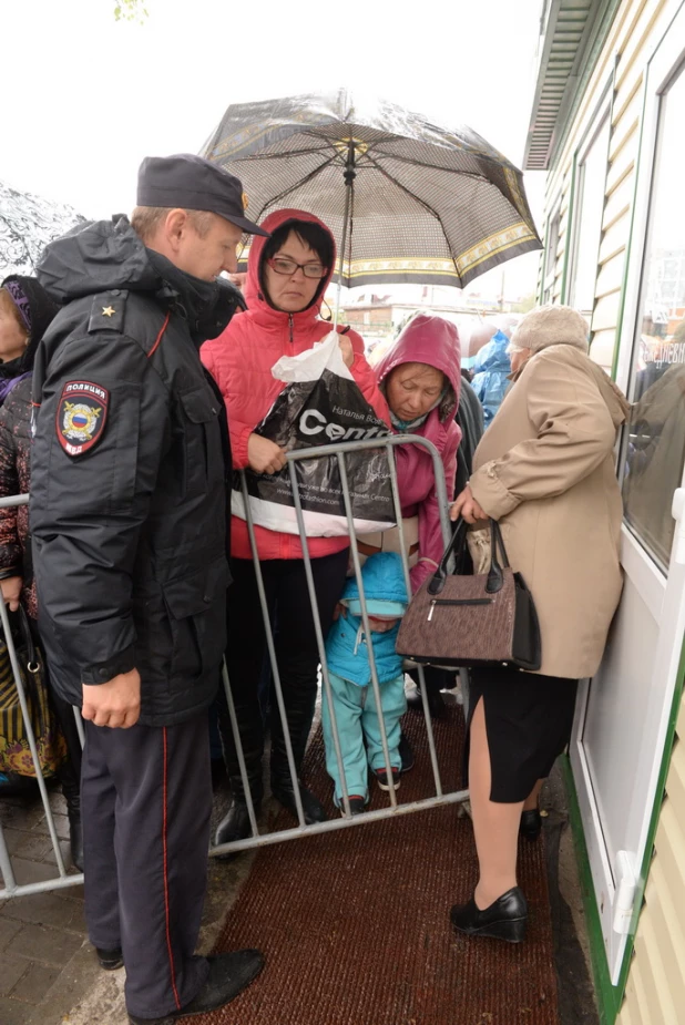 В барнаульском храме св. Димитрия Ростовского прошла божественая литургия, в которой принял участие патриарх московский и всея Руси Кирилл.