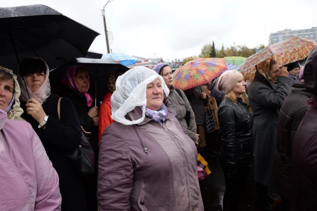 В барнаульском храме св. Димитрия Ростовского прошла божественая литургия, в которой принял участие патриарх московский и всея Руси Кирилл.