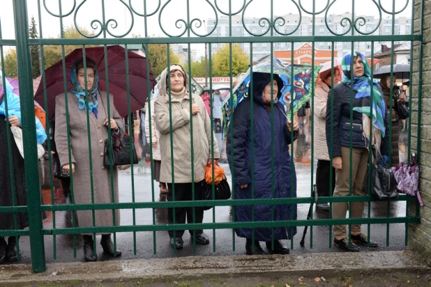 В барнаульском храме св. Димитрия Ростовского прошла божественая литургия, в которой принял участие патриарх московский и всея Руси Кирилл.