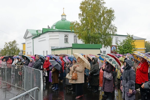 В барнаульском храме св. Димитрия Ростовского прошла божественая литургия, в которой принял участие патриарх московский и всея Руси Кирилл.