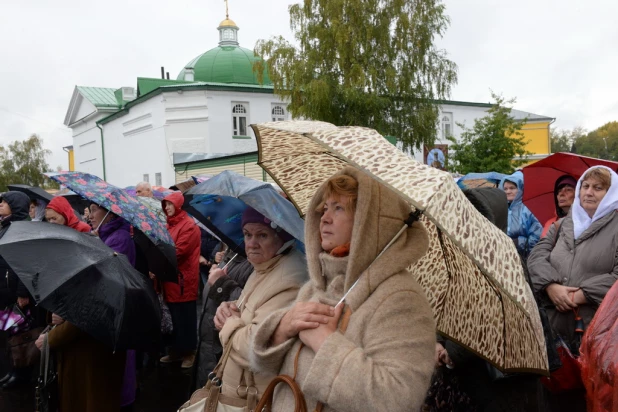 В барнаульском храме св. Димитрия Ростовского прошла божественая литургия, в которой принял участие патриарх московский и всея Руси Кирилл.