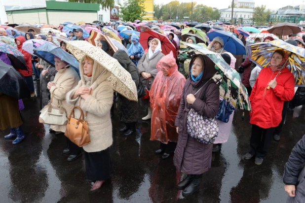 В барнаульском храме св. Димитрия Ростовского прошла божественая литургия, в которой принял участие патриарх московский и всея Руси Кирилл.