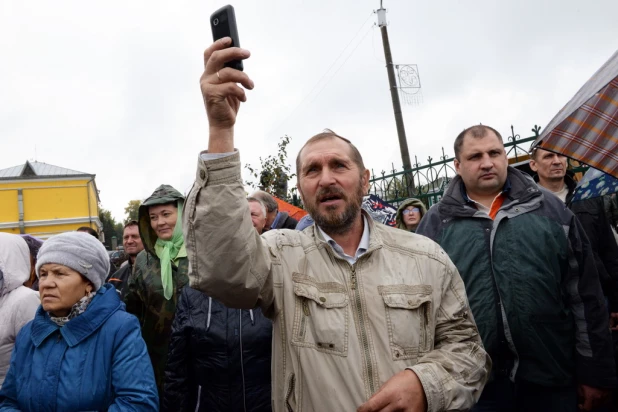 В барнаульском храме св. Димитрия Ростовского прошла божественая литургия, в которой принял участие патриарх московский и всея Руси Кирилл.