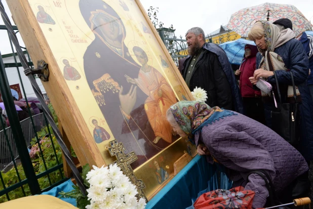 В барнаульском храме св. Димитрия Ростовского прошла божественая литургия, в которой принял участие патриарх московский и всея Руси Кирилл.