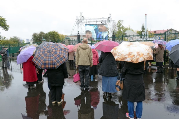 В барнаульском храме св. Димитрия Ростовского прошла божественая литургия, в которой принял участие патриарх московский и всея Руси Кирилл.