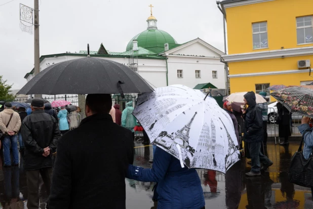 В барнаульском храме св. Димитрия Ростовского прошла божественая литургия, в которой принял участие патриарх московский и всея Руси Кирилл.