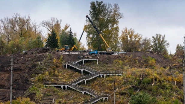 В Барнауле ломают лестницу ВДНХ.