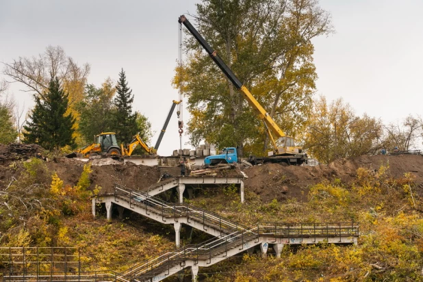 В Барнауле ломают лестницу ВДНХ.