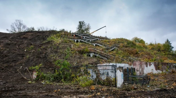 В Барнауле ломают лестницу ВДНХ.