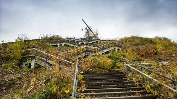 В Барнауле ломают лестницу ВДНХ.