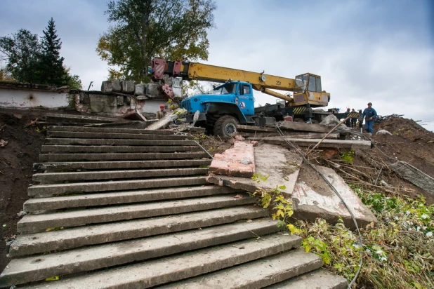 В Барнауле ломают лестницу ВДНХ.