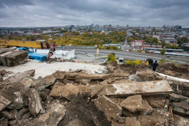 В Барнауле ломают лестницу ВДНХ.