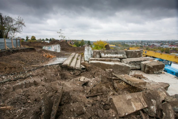 В Барнауле ломают лестницу ВДНХ.