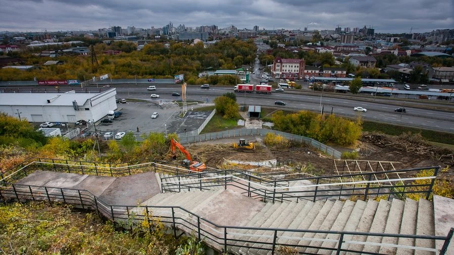 В Барнауле ломают лестницу ВДНХ. В Барнауле ломают лестницу ВДНХ.