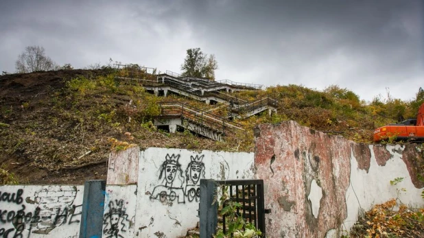 В Барнауле ломают лестницу ВДНХ.